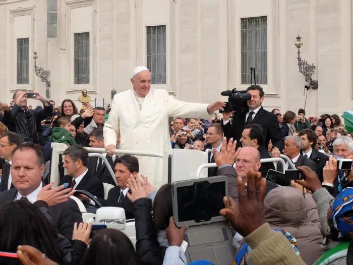 pope in crowd