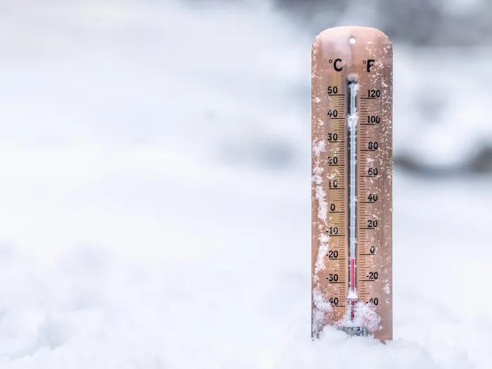 thermometer in snow 