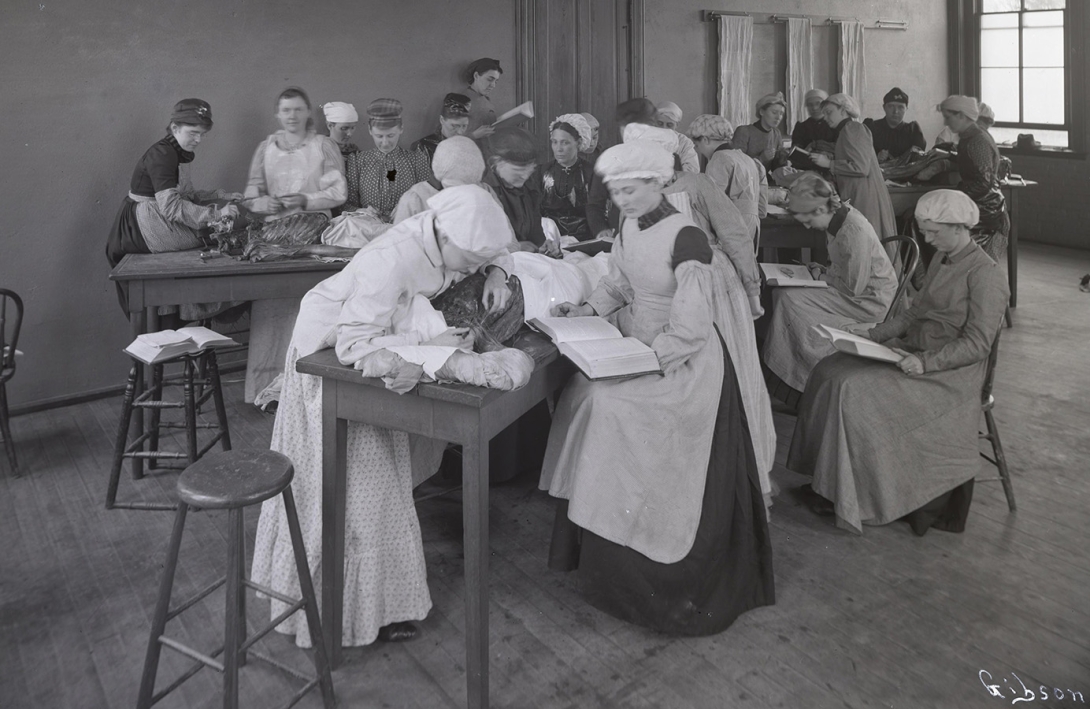 Women's anatomy laboratory 1890s