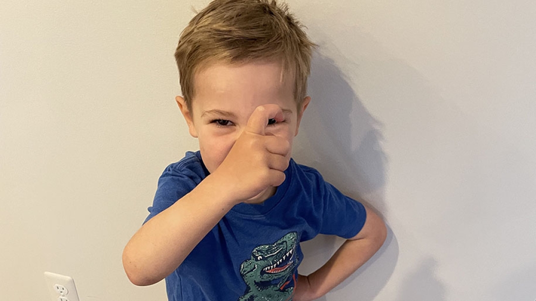 Child describing with hand a message